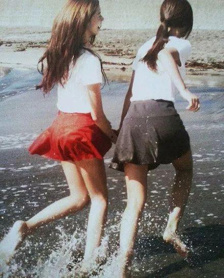 成人闺蜜压腿视频大全,轻松解锁瑜伽美腿秘籍-第2张图片-九色视频在线观看