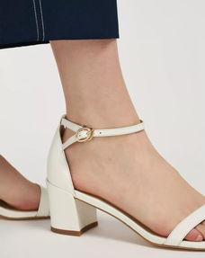 成人穿凉鞋好吗女生视频,成人穿凉鞋的时尚指南与美丽秘诀-第1张图片-九色视频在线观看