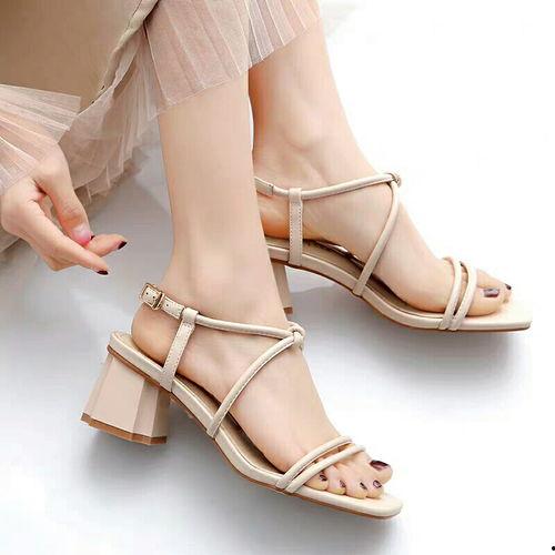 成人穿凉鞋好吗女生视频,成人穿凉鞋的时尚指南与美丽秘诀-第2张图片-九色视频在线观看