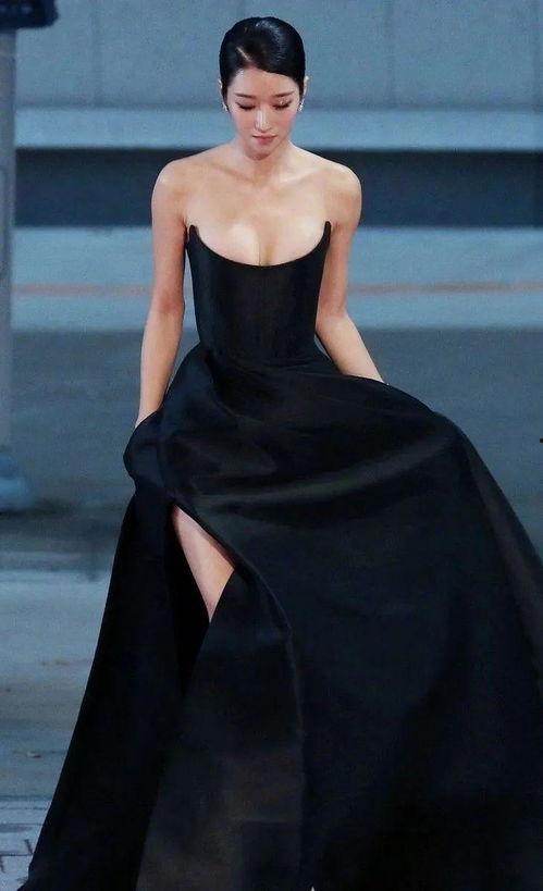 成人礼服露腿视频,时尚与性感的完美融合-第2张图片-九色视频在线观看