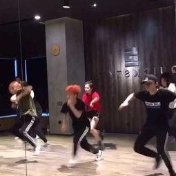 赫山庙成人舞蹈视频,探寻传统与现代交融的韵律之美-第3张图片-九色视频在线观看