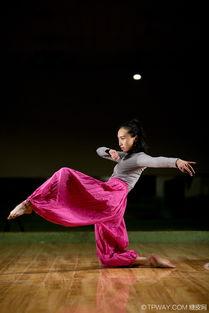 成人舞蹈拍摄教室视频,成人舞蹈教室精彩瞬间回顾-第3张图片-九色视频在线观看